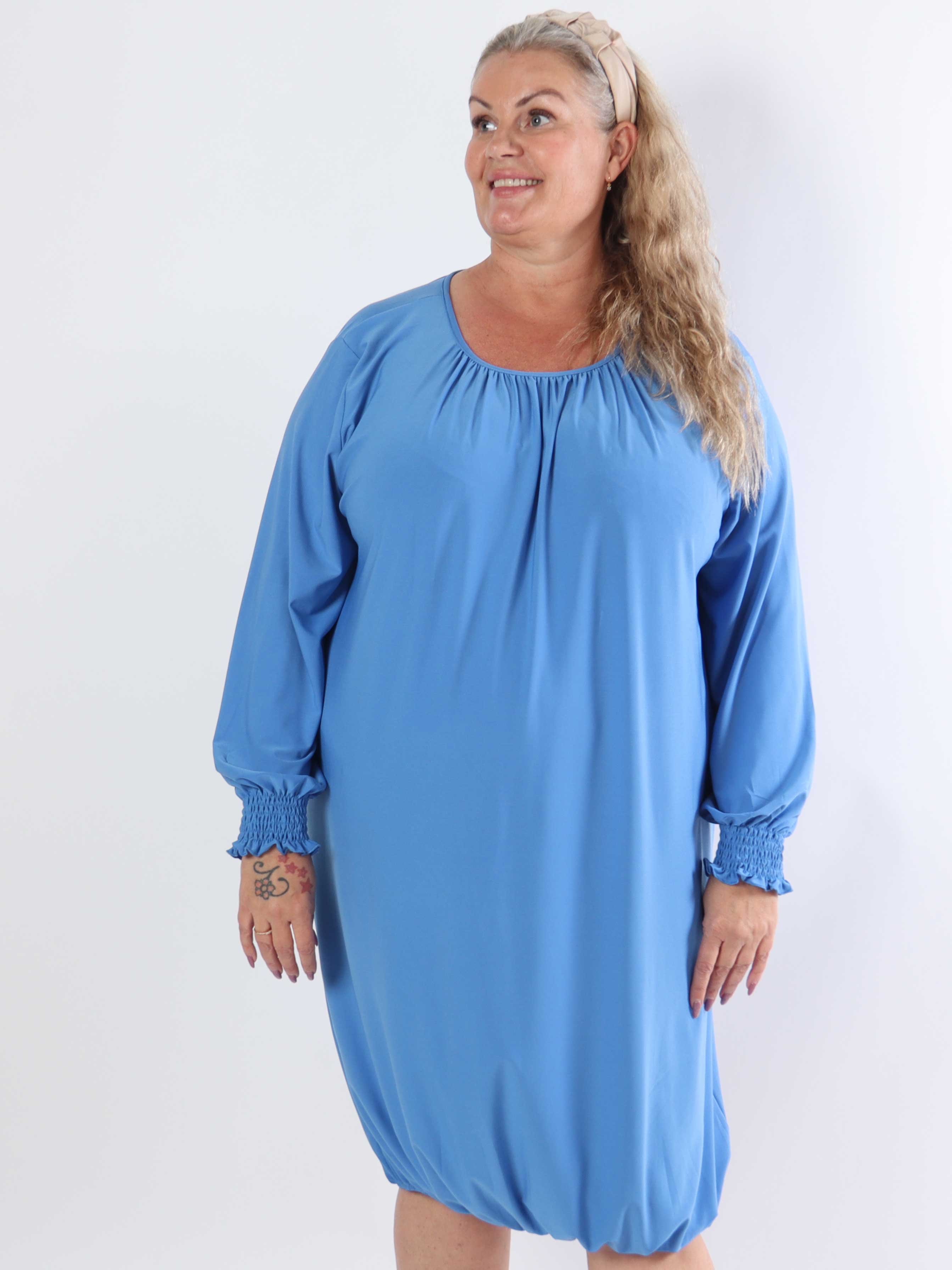 Miracle Plain Dress L/S - Elastisk plus size-klänning med långa ärmar